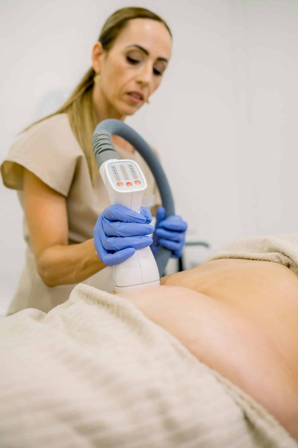 Cryolipolyse pour éliminer les bourrelets graisseux : fonctionnement, avantages, résultats, durée et précautions